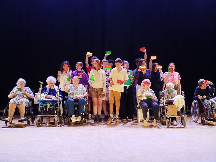 jeunes et ainés sur un plateau de théâtre